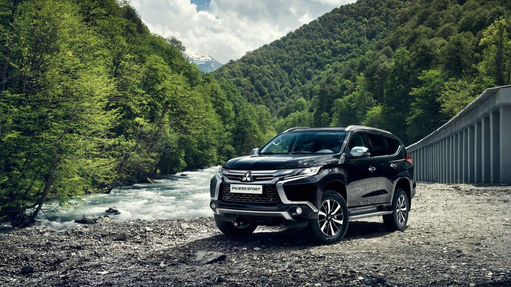 三菱帕杰罗SUV，山脉风光4K高清壁纸，3840x2160分辨率畅享下载