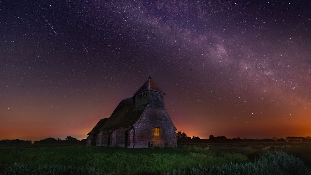 星空夜幕下的英国教堂与游乐场，绝美4K风景壁纸，3840x2160高清下载