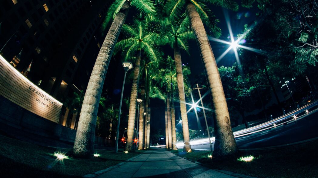 手掌映照夜晚街道，璀璨照明点亮美景 - 超高清4K风景壁纸3840x2160免费下载