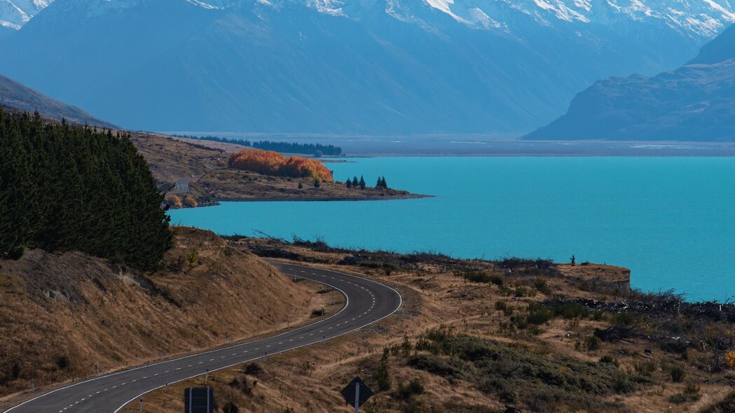 普卡基湖之美，新西兰道路与山脉的壮丽画卷，4K高清壁纸下载（3840x2160）