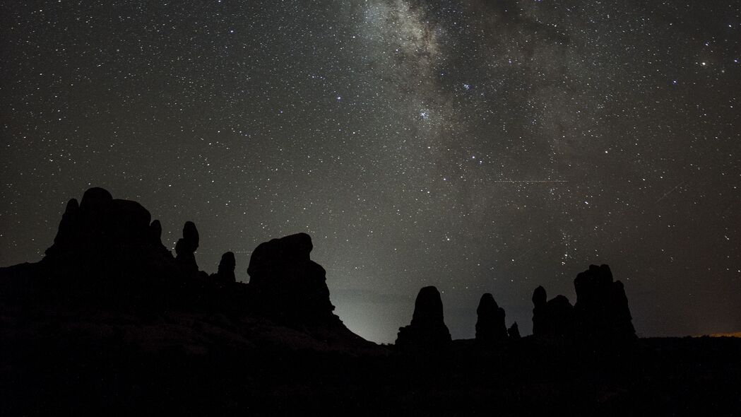 星空银河山脉美景，超高清4K星星壁纸，3840x2160分辨率，一键下载高清背景图片