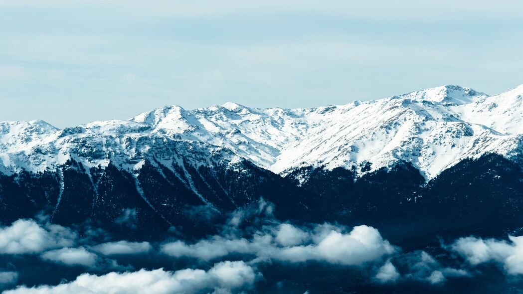4K高清壁纸，山脉雾绕、雪峰耸立，3840x2160极致美景下载