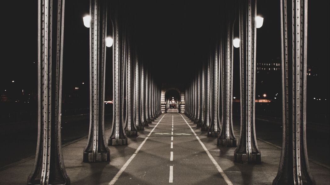 夜间道路标记柱子高清4K壁纸，3840x2160风景图片下载