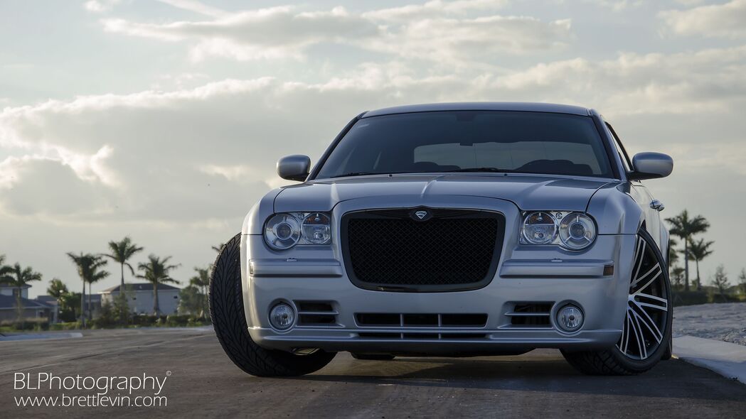 克莱斯勒300C SRT8高清前视图，炫酷大灯4K壁纸，3840x2160分辨率畅享下载