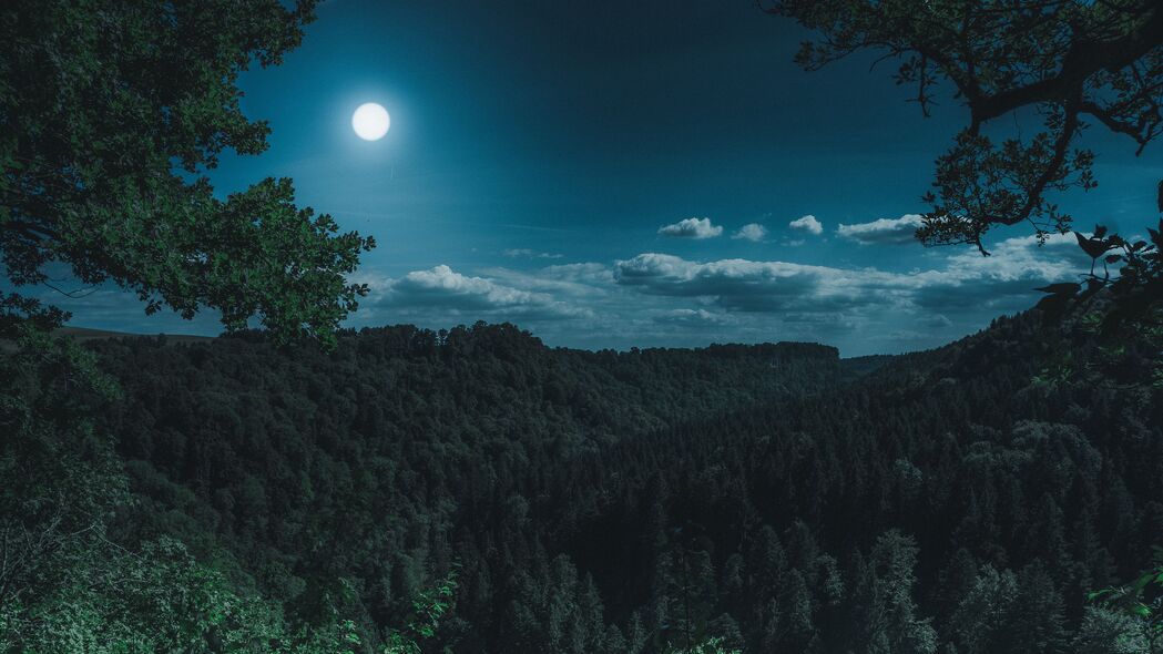 4K超高清壁纸，森林山脉月夜云景，3840x2160精美画质下载