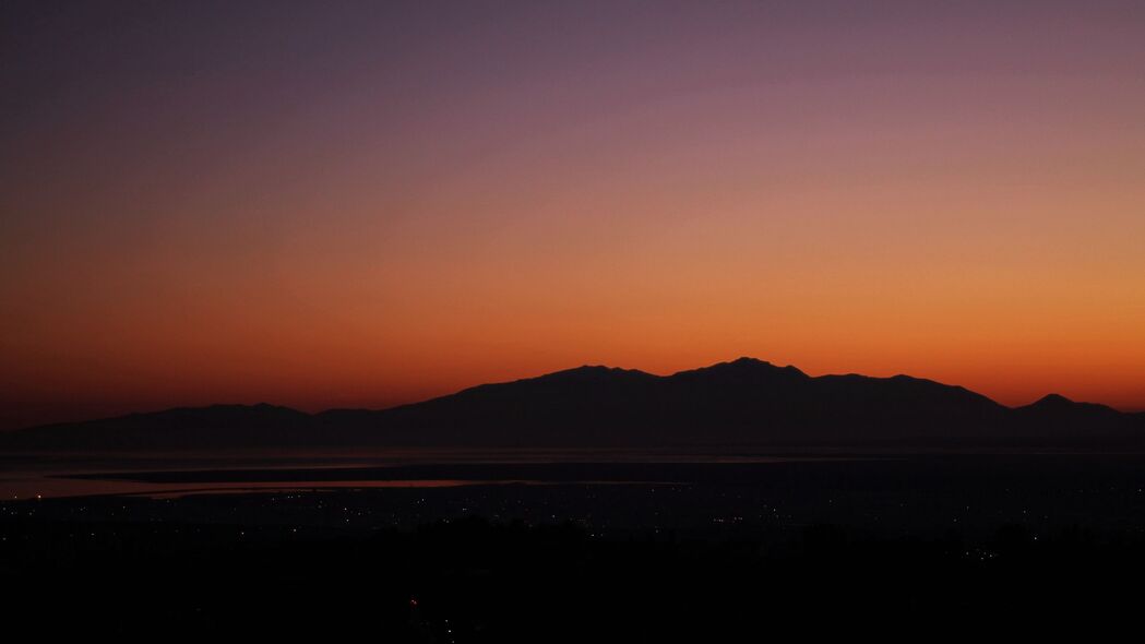 山脉地平线日落天空绝美4K壁纸，3840x2160高清风景图片，一键下载！