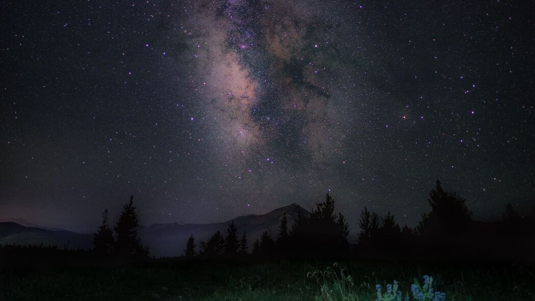 星空夜晚山脉草地美景，乳白色4K超清壁纸，3840x2160高清下载