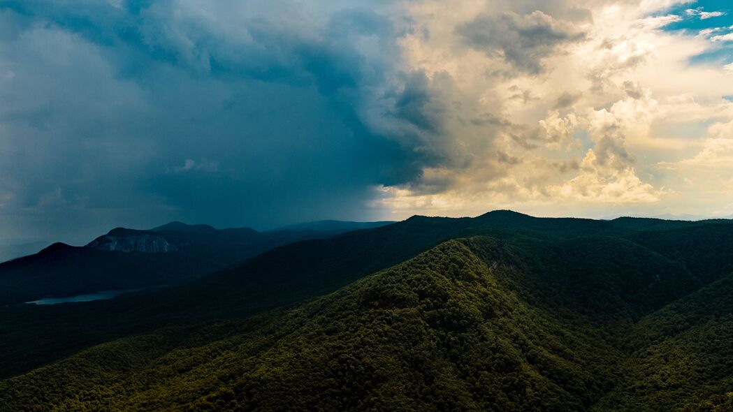 山脉丘陵树木云景，超清4K壁纸，3840x2160高清风景图片下载