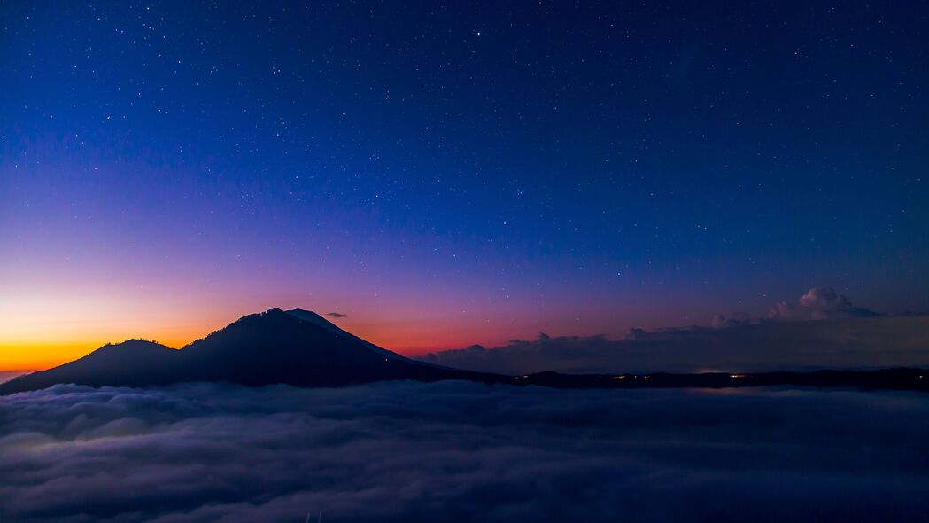 星空山脉云景，夜间4K高清壁纸（3840x2160）免费下载