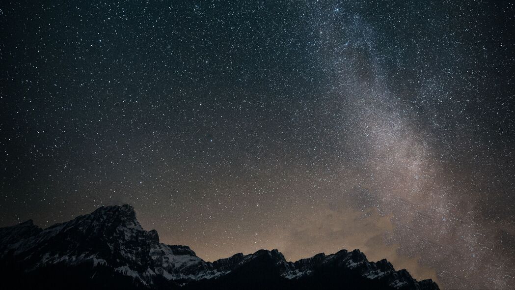 星空山脉美景，乳白色4K高清壁纸，3840x2160分辨率畅享下载
