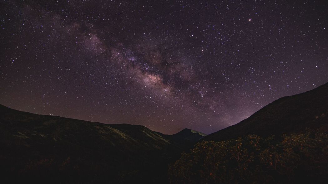 星空山脉夜晚美景，乳白色4K高清壁纸，3840x2160分辨率，免费下载