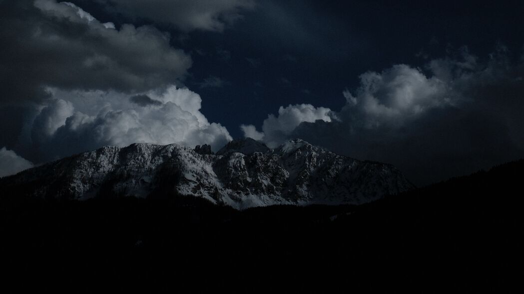山脉夜晚云景，绝美4K高清壁纸，3840x2160分辨率，下载尽享山峰之美