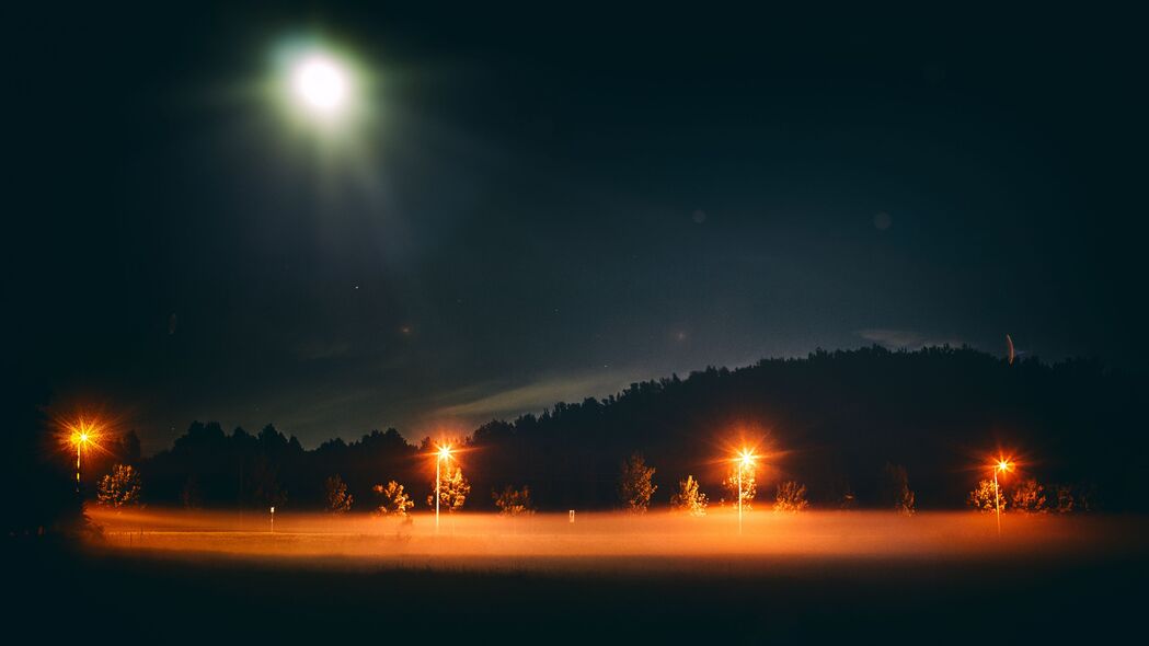 高清4K风景壁纸，夜雾月亮映天空，绝美3840x2160分辨率图片下载