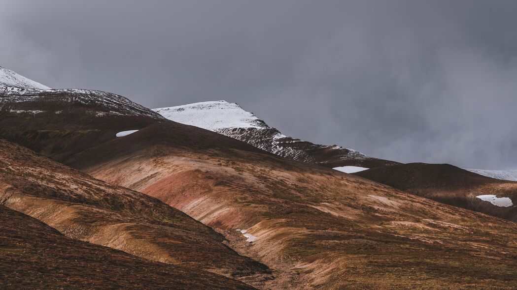 Akureyri冰岛山丘雪景高清4K壁纸，绝美天空，3840x2160分辨率，畅享视觉盛宴！