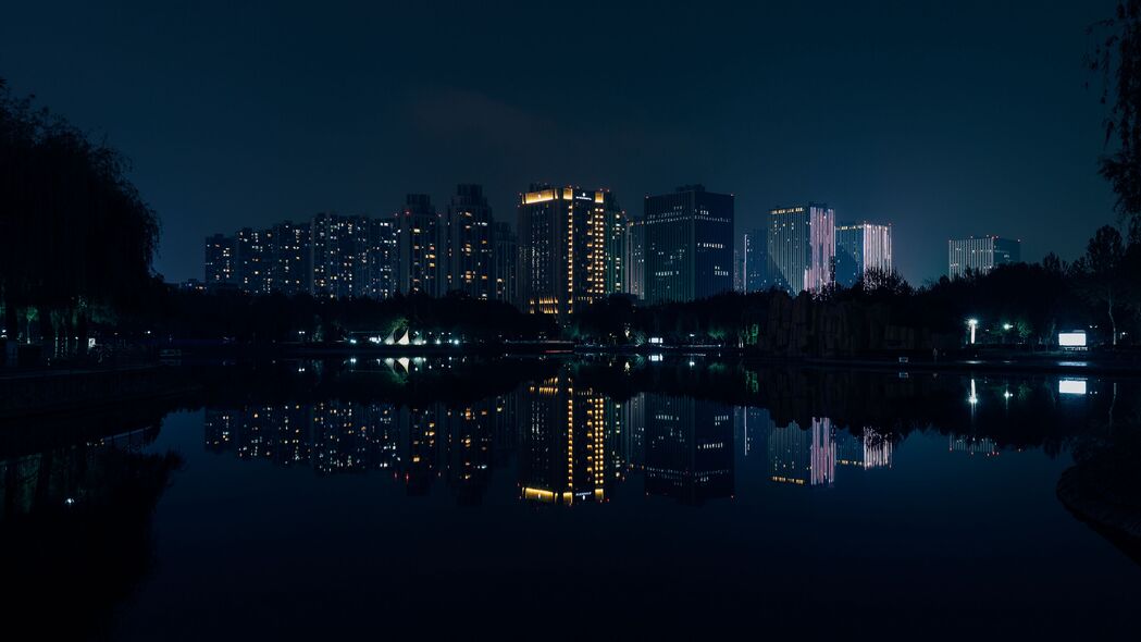 夜城全景，河流倒影建筑美景，4K超高清壁纸3840x2160免费下载