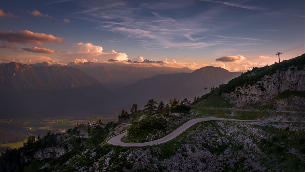 绝美路景，蜿蜒山脉4K高清壁纸，3840x2160分辨率，云卷云舒任你下载