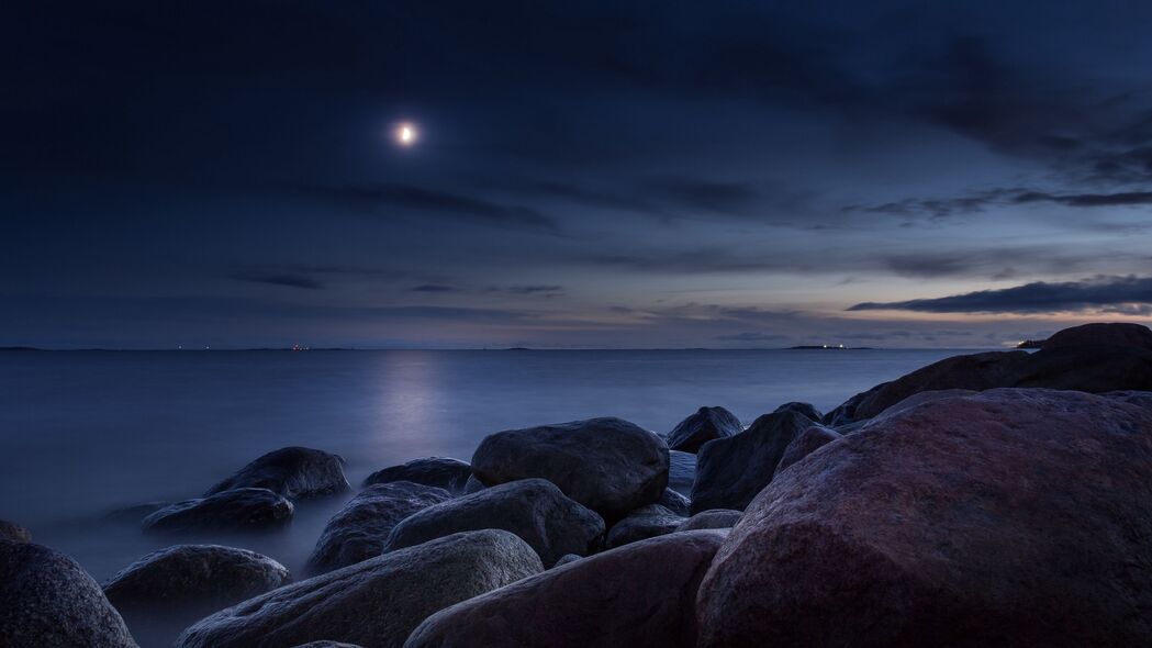 石头海景月夜浅色4K超清壁纸，3840x2160高清风景图片下载