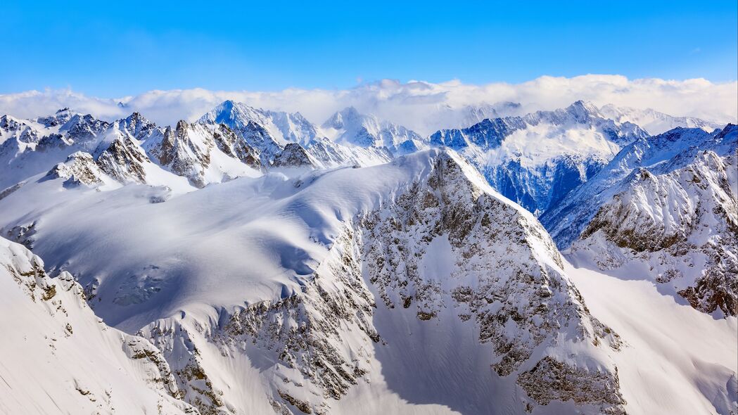 山脉雪景，冬日峰巅4K高清壁纸（3840x2160）下载