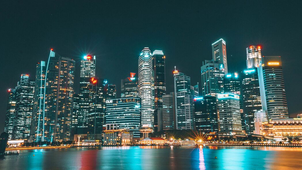 摩天大楼夜城海滩风光，4K高清壁纸，3840x2160分辨率，一键下载！
