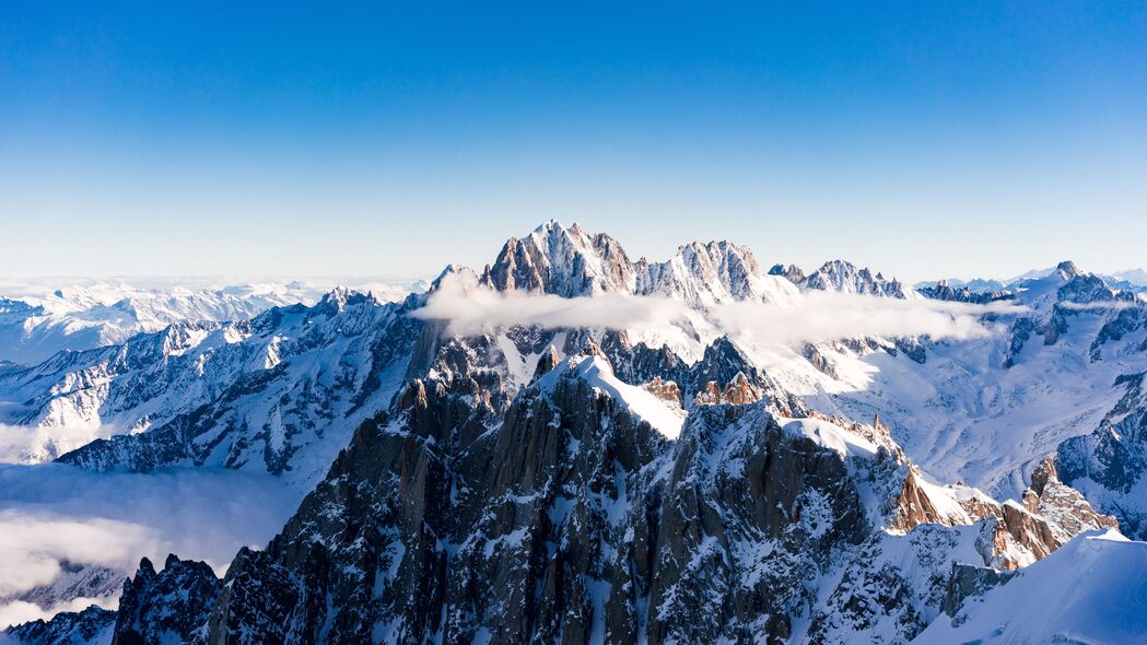 山脉之巅雪景天空美景，4K超高清3840x2160壁纸下载