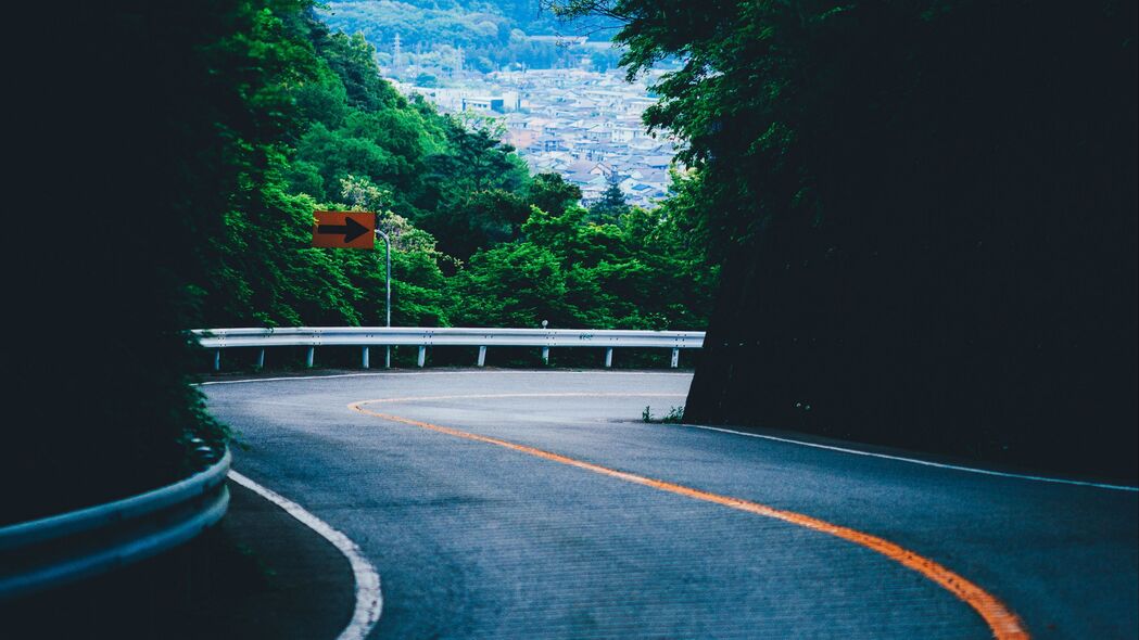 转弯之路，山脉与树木交相辉映，高清4K风景壁纸（3840x2160）下载，标记生活之美