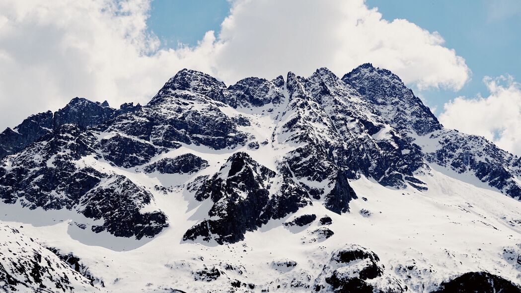 山脉雪景高清壁纸，白雪覆盖的4K山峰风景，3840x2160分辨率免费下载
