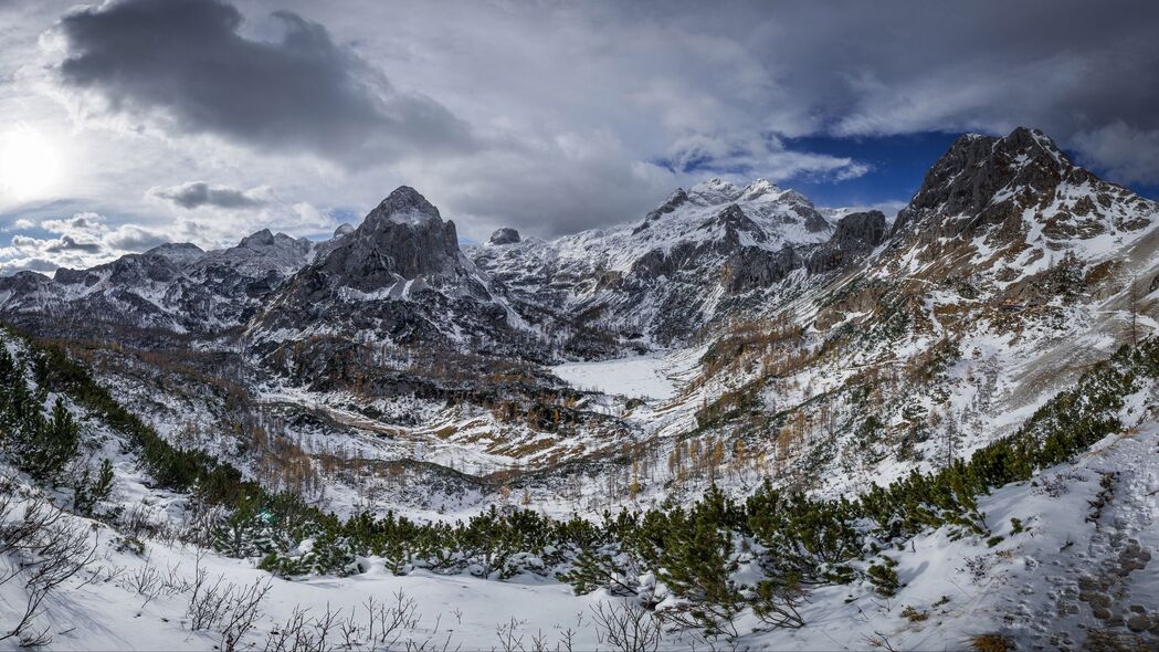 山脉之巅，白雪皑皑的4K超高清壁纸（3840x2160）免费下载