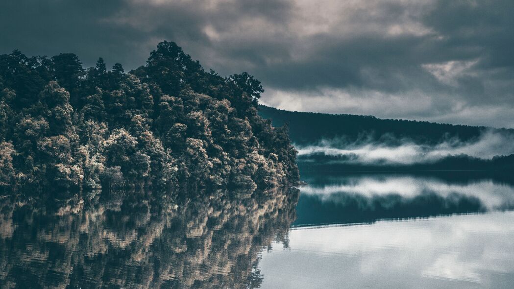 树木掩映河流，雾中朦胧天空，超清4K风景壁纸（3840x2160）高清下载