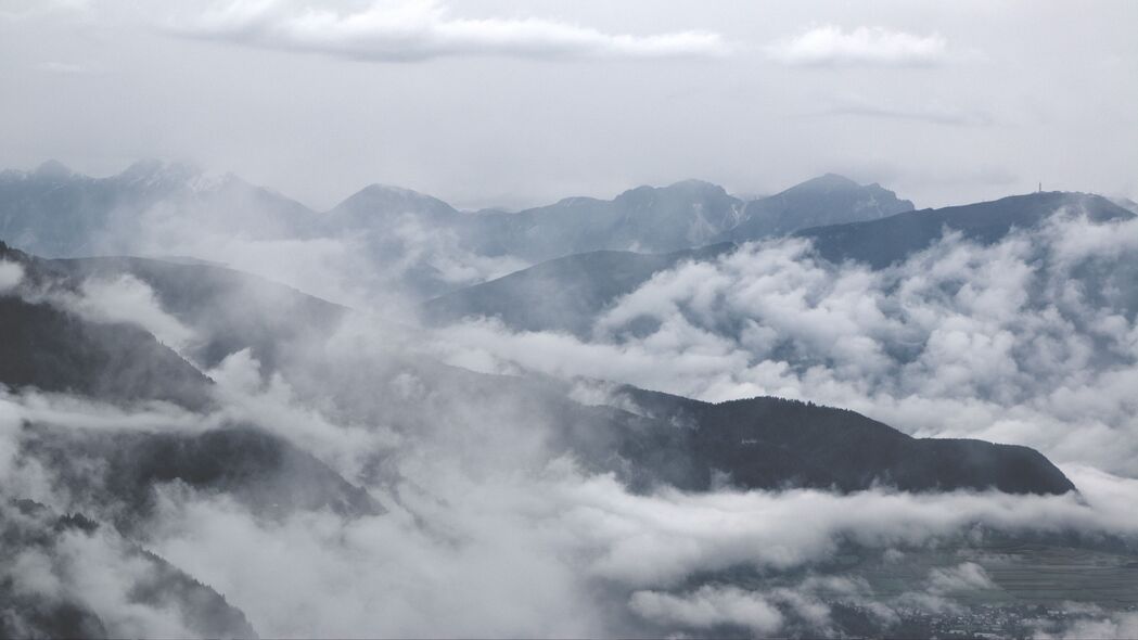 山脉云雾缭绕4K超清壁纸，3840x2160高清风景图片下载