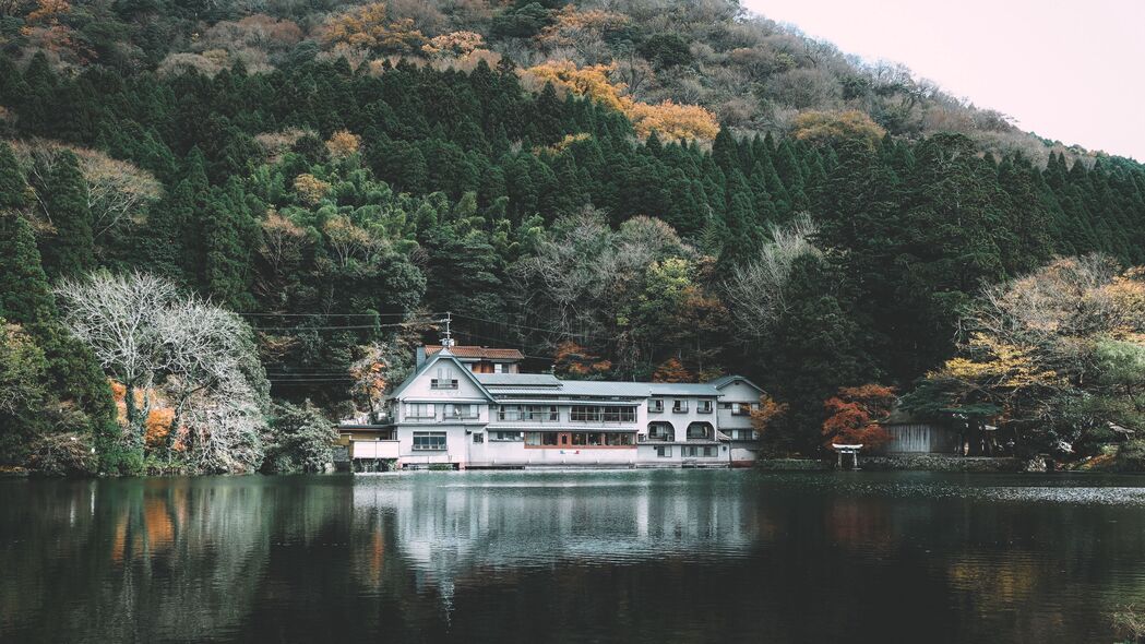 房子湖岸山树美景，4K超高清壁纸，3840x2160分辨率，免费下载
