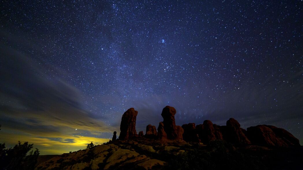 星空璀璨，星星点点，岩石静谧，夜间美景，精选4K超高清3840x2160壁纸下载