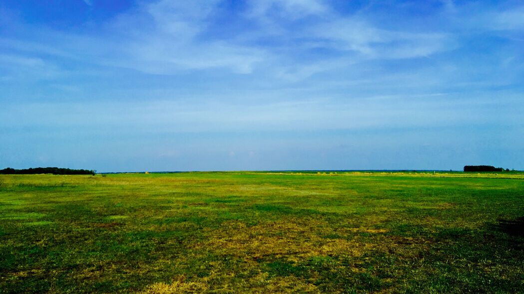 夏季天空草场美景，高清4K壁纸下载，3840x2160分辨率极致体验