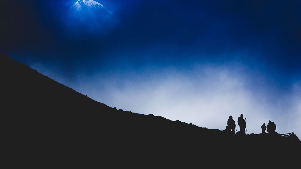夜晚登山剪影，绝美4K壁纸，3840x2160高清背景图片，游客必备！
