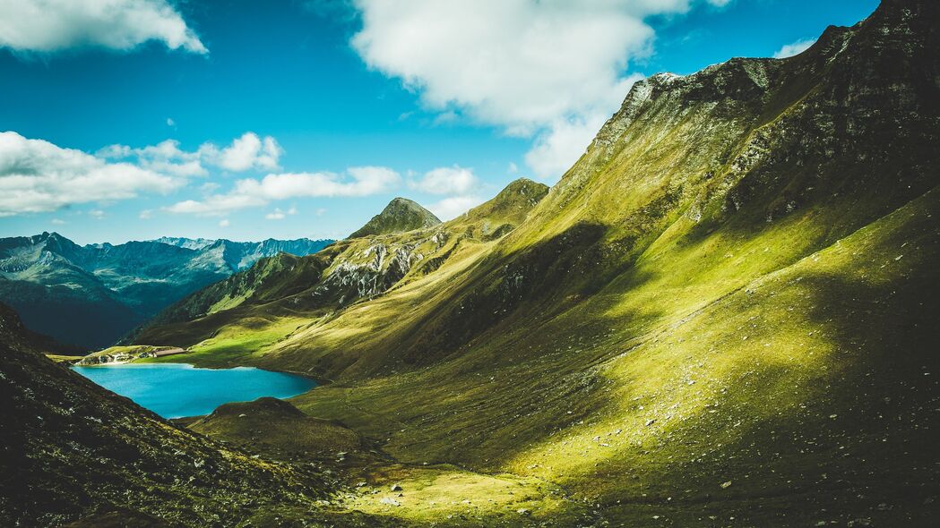 山脉草地夏日盛景，4K高清壁纸，3840x2160分辨率，绝美风景一键下载