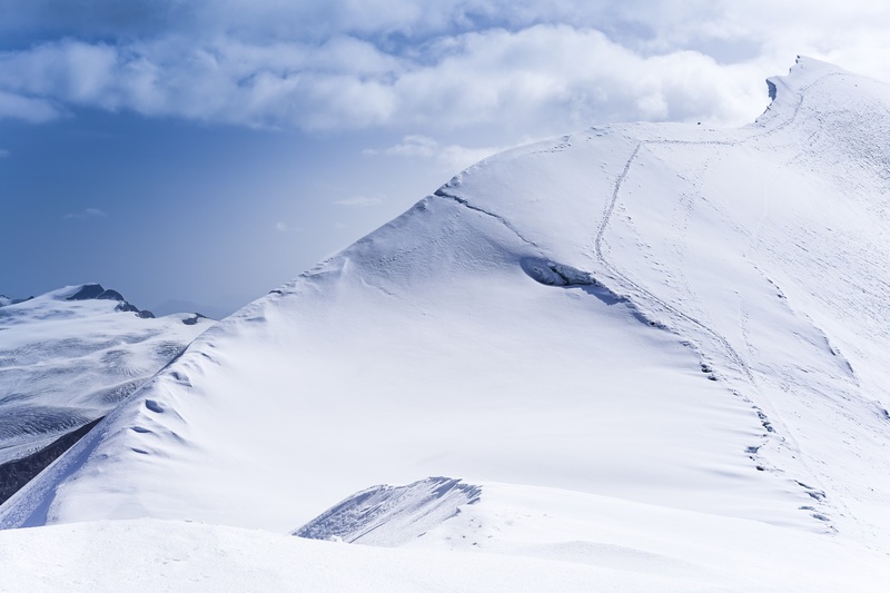 高原雪山全景背景图，高清JPG摄影素材，风景设计必备下载