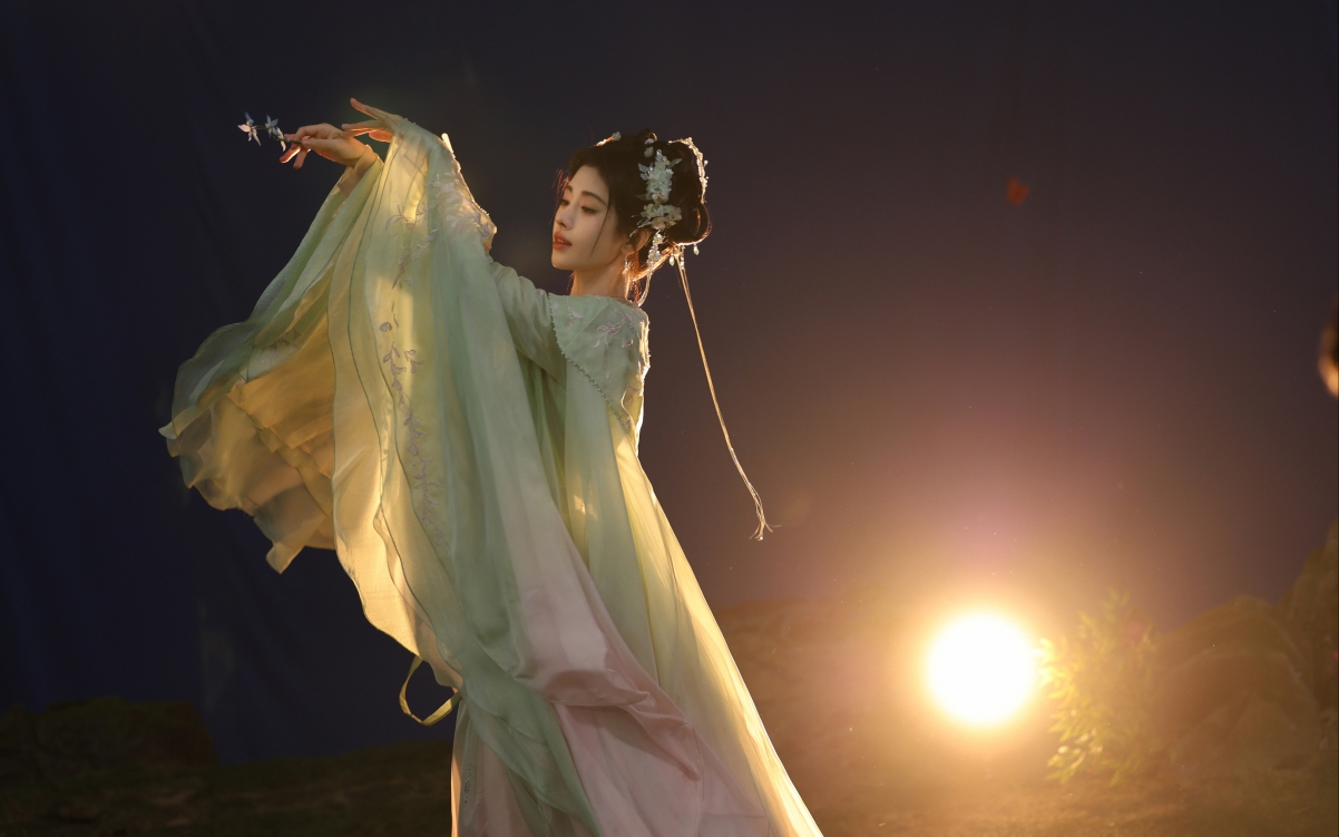 唯美古风鞠婧祎，高清4K美女壁纸，3840x2400分辨率，一键下载