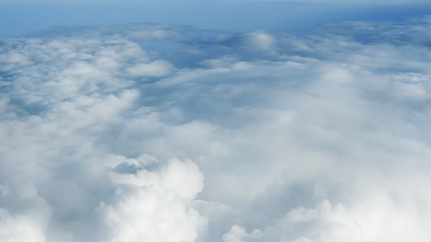 云层高空白云团簇PNG透明背景，高清海报设计素材免费下载