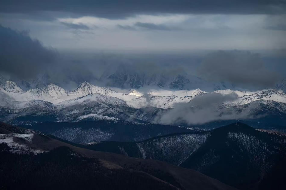 4K超清风景壁纸，云雾缭绕的积雪山脉，高清大图4972x3308，立即下载