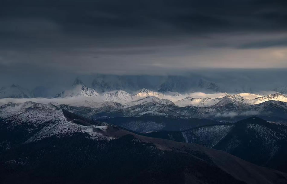 绝美4K雪景壁纸，远眺积雪山脉，大气高清风景，4972x3204超清下载