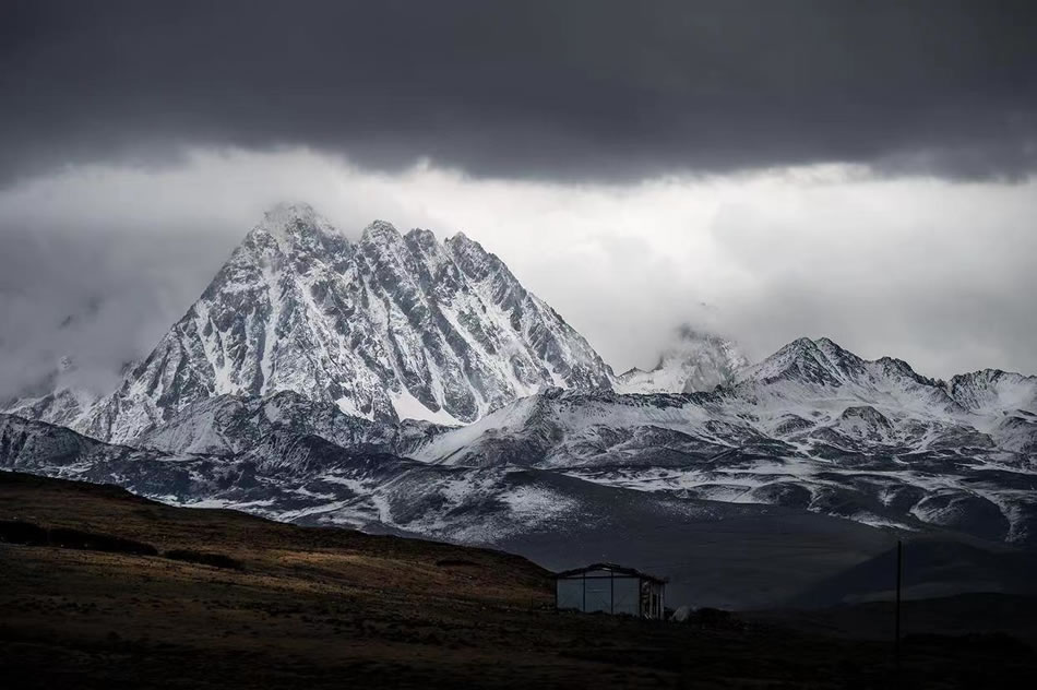 草原雪山风光，暗色系小屋壁纸，高清4K/5K美景下载