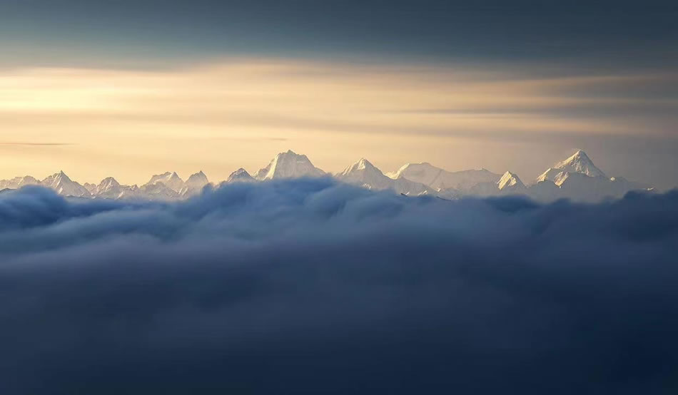 云海之巅，日照雪山盛景，超高清5K电脑壁纸，惊艳你的桌面！
