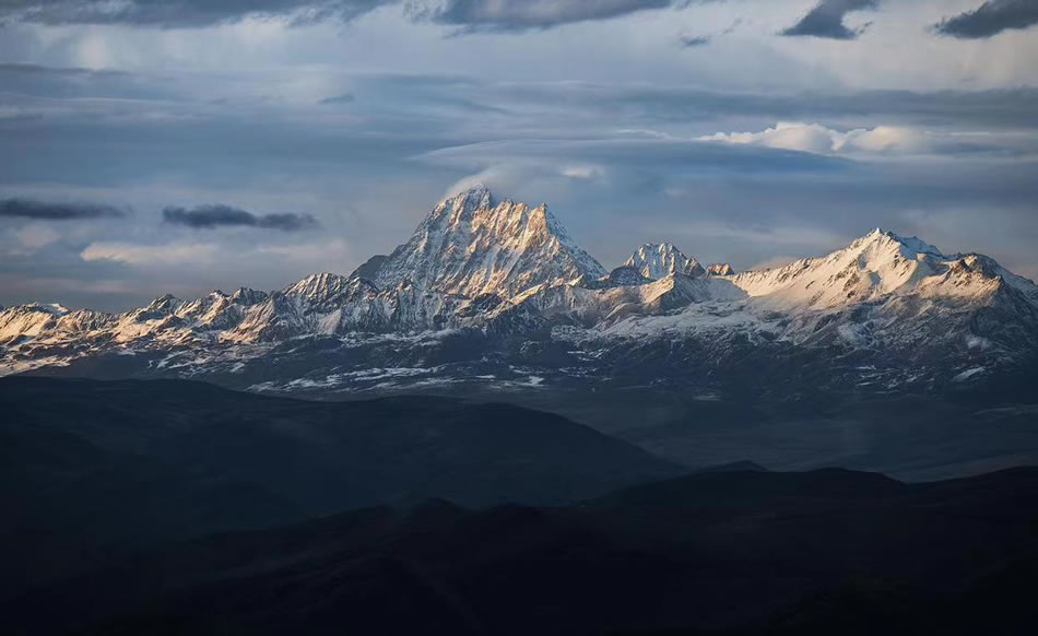 云下雪山水墨画，超清4K电脑壁纸，高清下载