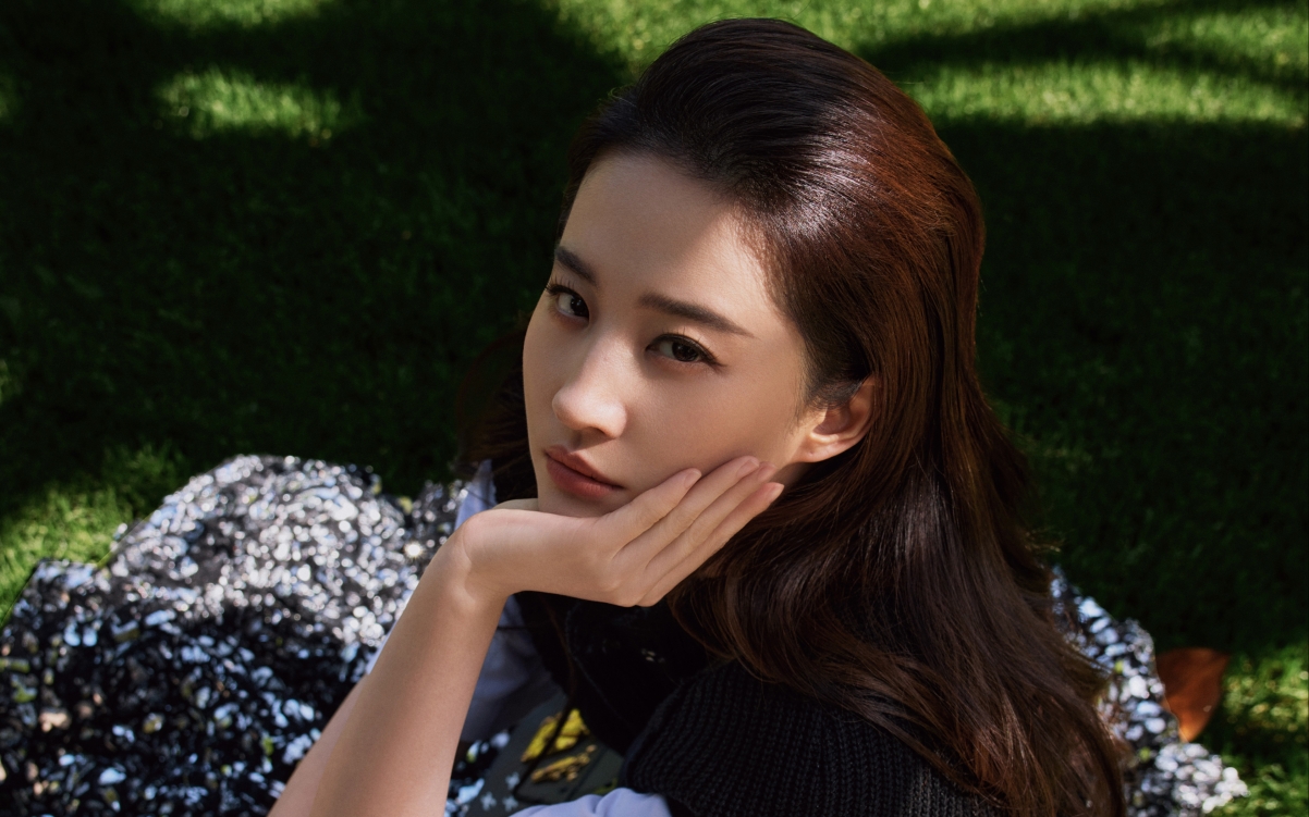 美女刘亦菲托腮4K高清壁纸，3840x2400超清大图下载