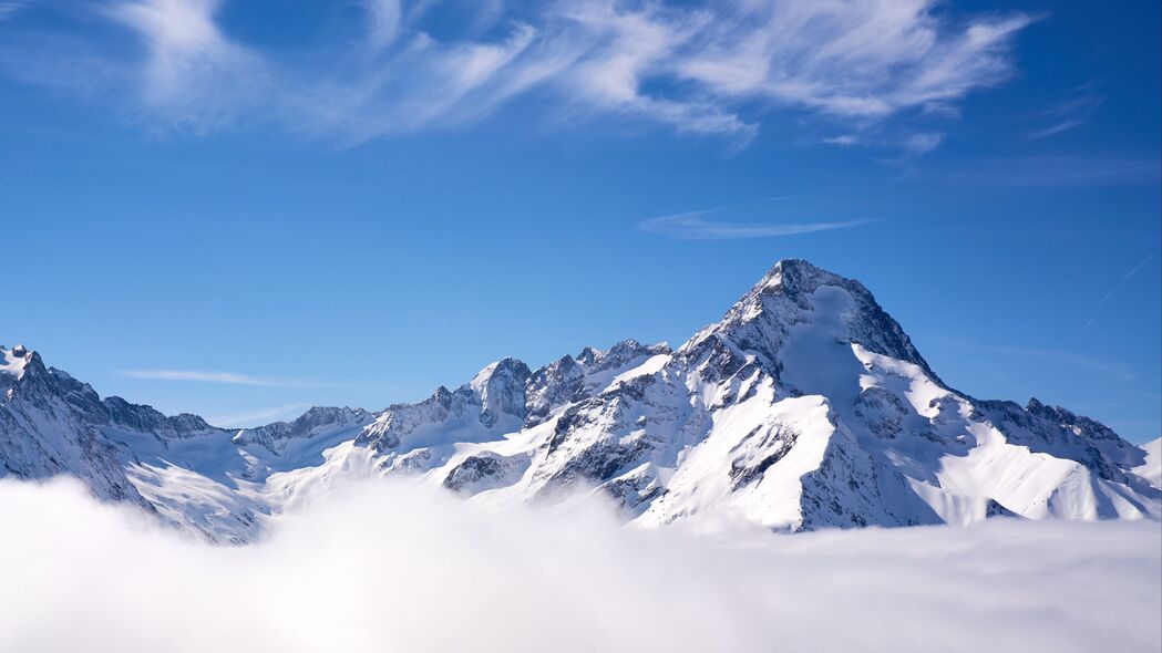 山雪峰天空自然美景，超高清4K壁纸，3840x2160分辨率，一键下载