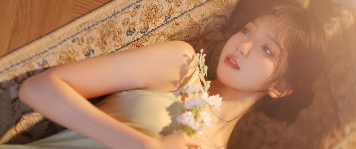 美女与鲜花地毯，3440x1440带鱼屏4K高清壁纸下载