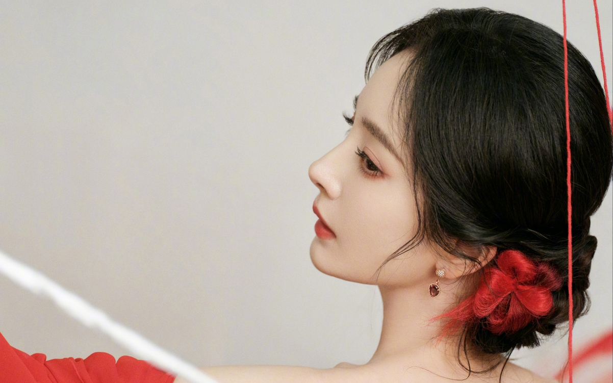 杨幂绝美4K壁纸，高清3840x2400分辨率，尽在小红娘，一键下载，尽享视觉盛宴！