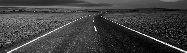 黑白公路海报背景高清JPG，另类创意图片素材，一键下载