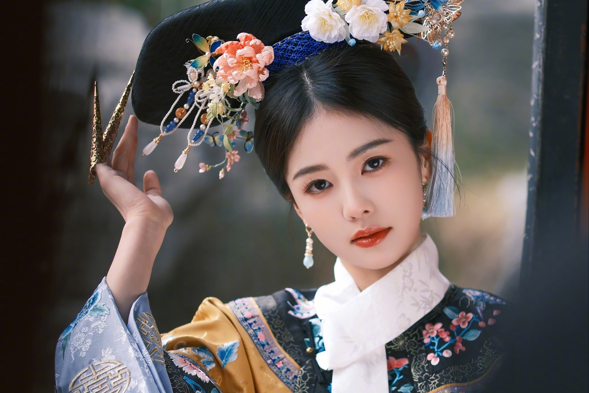 白鹿宫装美女4K高清壁纸，3840x2560分辨率，精美画质任你下载