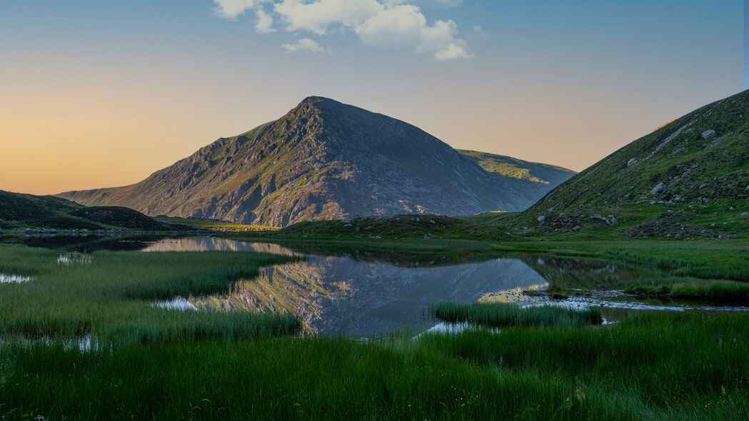 自然之美，山景、池塘与草地的4K高清壁纸（3840x2160）免费下载