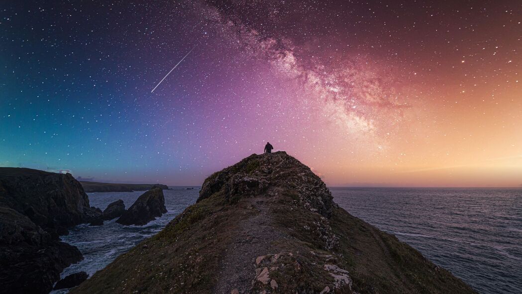 【极致画质】山峦剪影下的银河星空，深色4K超高清壁纸，3840x2160分辨率，免费下载！